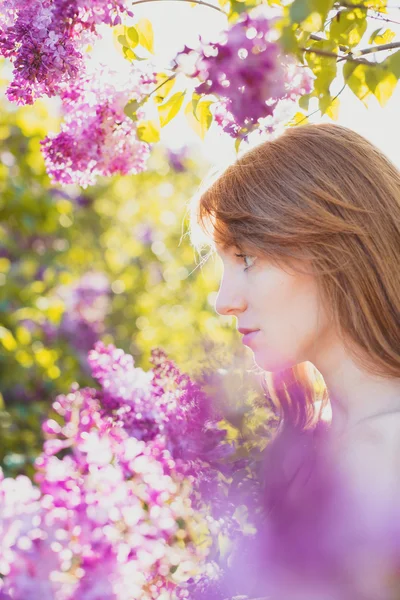 Aantrekkelijke roodharige vrouw profiel kijken-kant. — Stockfoto