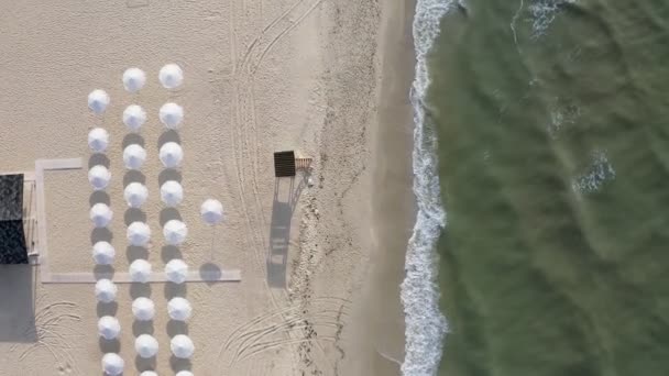 Telecamera Aerea Muove Lungo Spiaggia Mare Tempestoso Furioso Video Drone — Video Stock