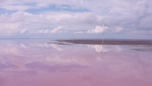 Filmagem Vídeo Aéreo Parque Eólico Parque Eólico Belo Lago Água — Vídeo de Stock