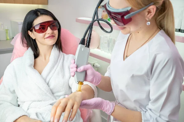 Vacker Brunett Kvinna Skyddsglasögon Med Bekväm Smärtfri Förfarande Händer Hår — Stockfoto