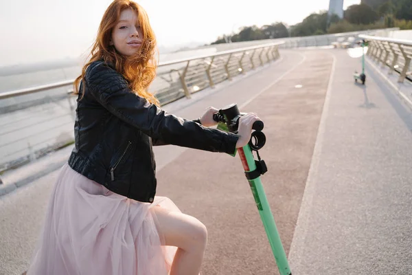 Felice Positivo Rosso Capelli Zenzero Bella Ragazza Sorridente Tenendo Scooter — Foto Stock