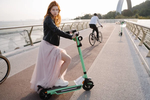 Rood Harig Mooi Meisje Met Behulp Van Elektrische Scooter Modieuze — Stockfoto