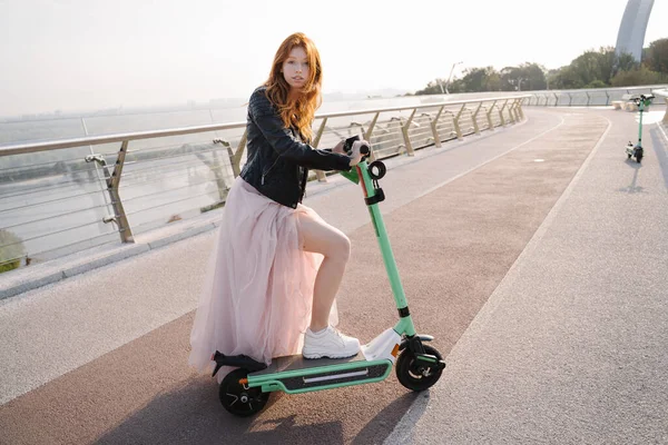 Bella Bella Ragazza Capelli Rossi Utilizzando Scooter Elettrico Moda Lungo — Foto Stock