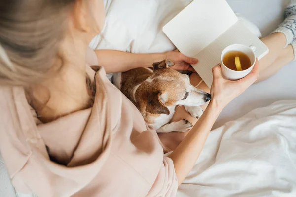 Zuhause Entspanntes Faules Wochenende Weißen Bett Mit Notizbuch Und Planung — Stockfoto