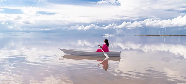 Muhteşem Manzara Gölü Beyaz Bulutları Beyaz Kayıklı Melez Kadın Pembe Telifsiz Stok Fotoğraflar
