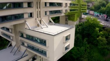  Tiflis, Georgia. Gürcistan Merkez Bankası 'nın eski Karayolu Bakanlığı binası. Güzel Sovyet yapıcılar, Brutalist ve Yapısalcılık. Yukarıdan gelen hava aracı videosu