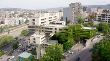 Tiflis, Georgia. Gürcistan Merkez Bankası 'nın eski Karayolu Bakanlığı binası. Güzel Sovyet yapıcılar, Brutalist ve Yapısalcılık. Yukarıdan gelen hava aracı videosu