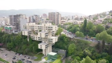  Tiflis, Georgia. Gürcistan Merkez Bankası 'nın eski Karayolu Bakanlığı binası. Güzel Sovyet yapıcılar, Brutalist ve Yapısalcılık. Yukarıdan gelen hava aracı videosu