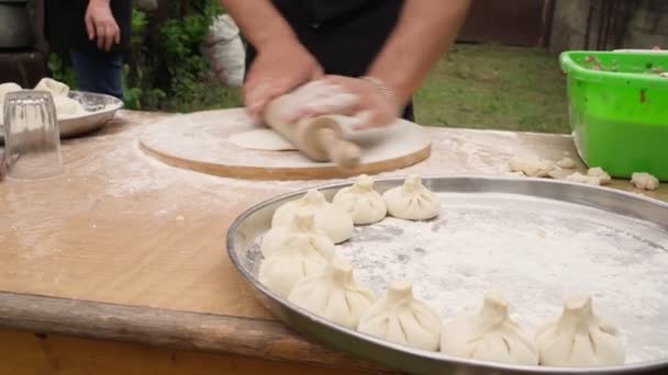 Plato Georgiano Tradicional Khinkali Con Carne Cocina Fuera Del Pueblo — Vídeos de Stock