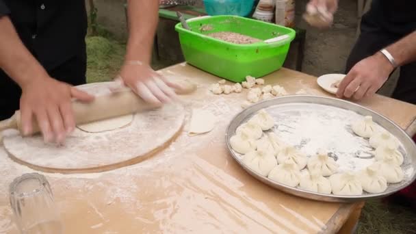Руки Приготовления Грузинского Традиционного Блюда Хинкали Мясо Вне Деревенской Кухни — стоковое видео