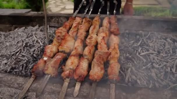 Cucinare Shashlyk Barbecue Georgiano Carboni Mani Maschili Che Lanciano Spiedi — Video Stock