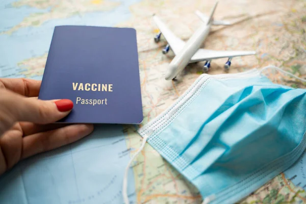 Szczepionka Covid Immune Paszport Motyw Podróży Kobieta Czerwonymi Paznokciami Trzymająca — Zdjęcie stockowe