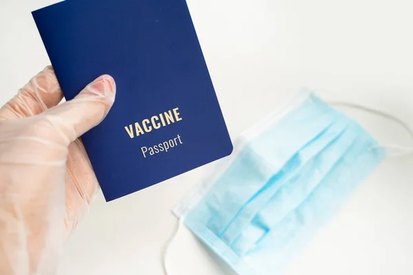 Kontrola Paszportu Rękawica Niebieskim Certyfikatem Odpornościowym Maska Tle Pandemia Covid — Zdjęcie stockowe