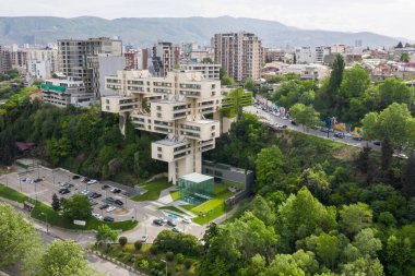 Tiflis, Georgia. Gürcistan Merkez Bankası 'nın eski Karayolu Bakanlığı binası. Güzel Sovyet yapıcılar, Brutalist ve Yapısalcılık. Yukarıdan hava aracı fotoğrafı