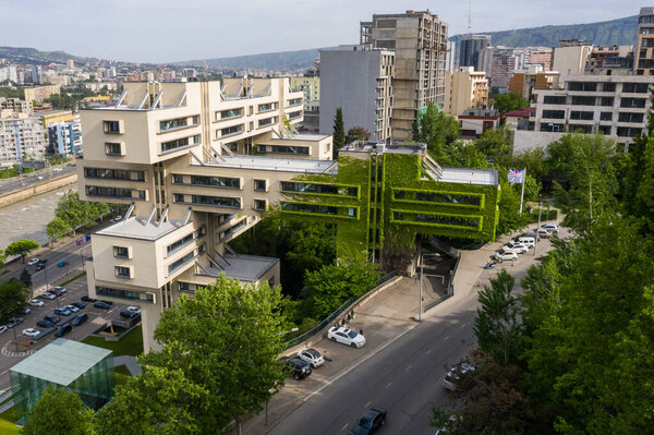 Тбилиси, Грузия. Здание штаб-квартиры Банка Грузии экс для Министерства автомобильных дорог. Красивые советские конструктивисты, бруталисты и структурализм. Снимок беспилотника сверху