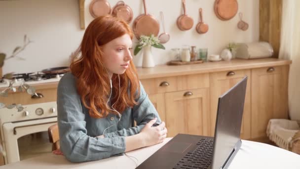 Fata Freelancer Lucrând Notebook Blogger Online Caută Răspundă Întrebări Zâmbească — Videoclip de stoc