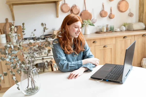 Online Videotelefonie Mit Laptop Der Küche Rothaarige Weiße Frau Die — Stockfoto