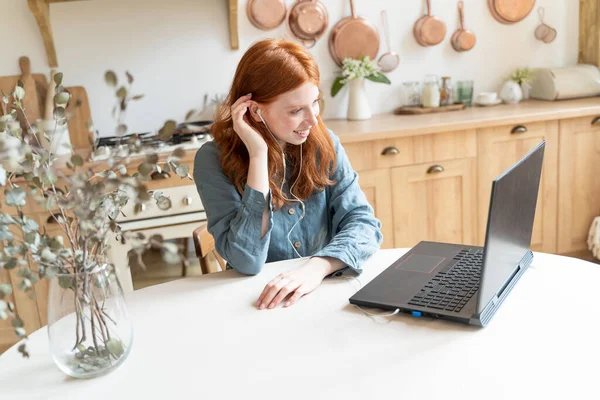 Mulher Cabelos Vermelhos Feliz Chamada Vídeo Line Usando Laptop Cozinha — Fotografia de Stock