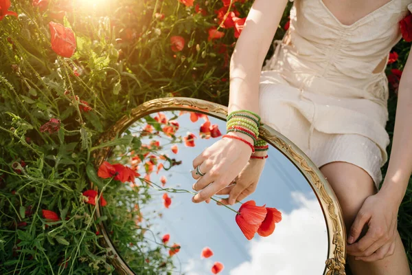 Verão Vibrações Beleza Fundo Reflexo Espelho Céu Papoilas Vermelhas Mulher — Fotografia de Stock