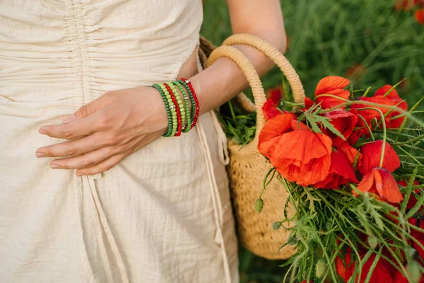 Sommerstimmung Auf Dem Mohnfeld Frau Mit Rotem Und Grünem Armband — Stockfoto