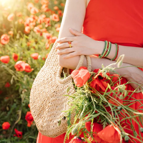 Yaz Stili Aksesuar Bilezikleri Renkli Boncuklardan Kır Çiçeği Gelincikleriyle Dolu — Stok fotoğraf