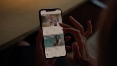 Kadın cep telefonu kullanarak Apple Iphone 11 Max 'te Youtube videolarını izliyor. Karanlık arka plan video görüntüleri. Sosyal medya içeriği tüketimi