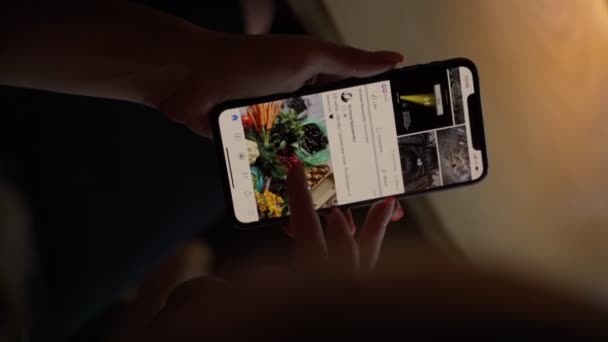 Przewijanie Facebooka Kobieta Ręka Zamknąć Trzymając Telefon Apple Iphone Max — Wideo stockowe
