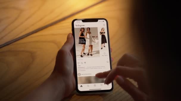 Rolagem Através Aplicativo Instagram Usando Apple Iphone Max Ver Consumir — Vídeo de Stock