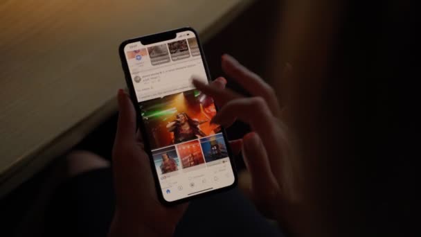 Procházení Facebookem Žena Ruku Zavřít Drží Mobilní Telefon Apple Iphone — Stock video