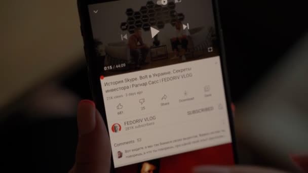 Trykker Som Knapp Kvinne Legger Med Mobiltelefon Ser Youtube Video – stockvideo