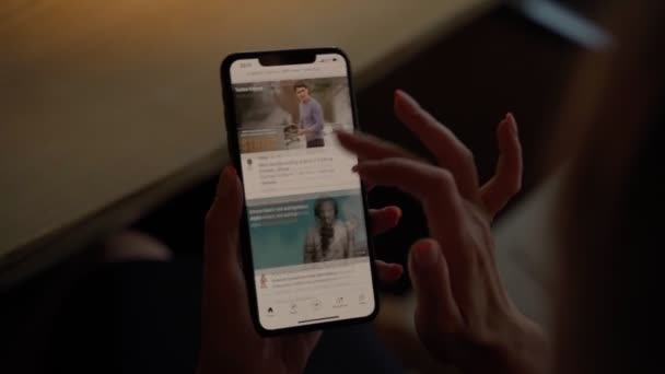 Kvinna Hand Närbild Med Hjälp Mobiltelefon Titta Scatters Youtube Video — Stockvideo
