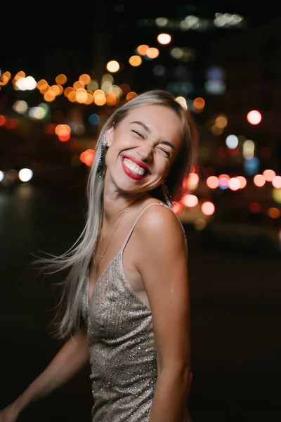 Szőke Szórakozik Éjszakai Városi Utcában Bokeh Megvilágítja Hátteret Nyári Buliba — Stock Fotó