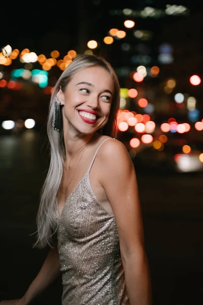 Vacker Blond Kvinna Ler Tittar Kameran Utomhus Natten Gatan Snygg — Stockfoto