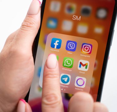 Elle tutulur Apple Ipone X maksimum. Telefondaki başvuruları kullanarak. Facebook, Viber, Instagram, Gmail, Telegram sosyal medya simgeleri