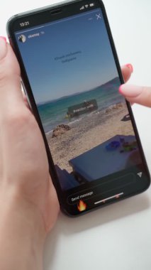 Instagram hikayelerine bakıp tepkisel videolar yolluyorum. Sosyal medya içeriğini takip edip tüketiyor. İnternette bilgi paylaşımı. Apple Iphone En fazla 11