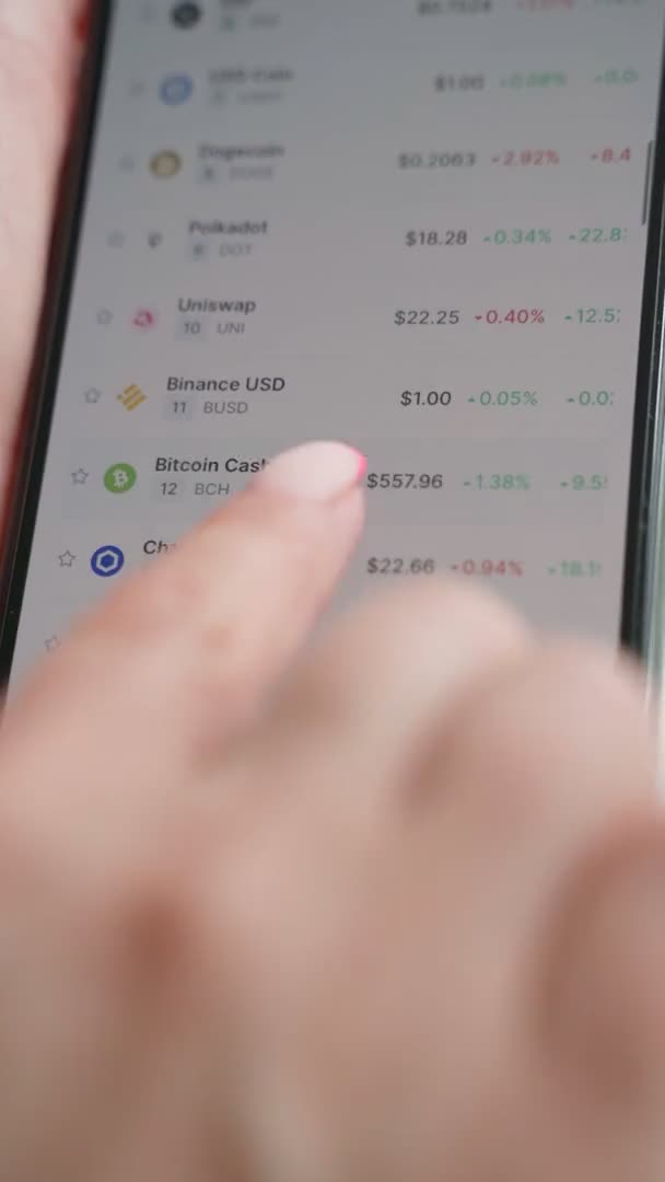 Kobieta Trzyma Apple Iphone Max Przewijanie Rynku Kryptowaluta Numery Online — Wideo stockowe