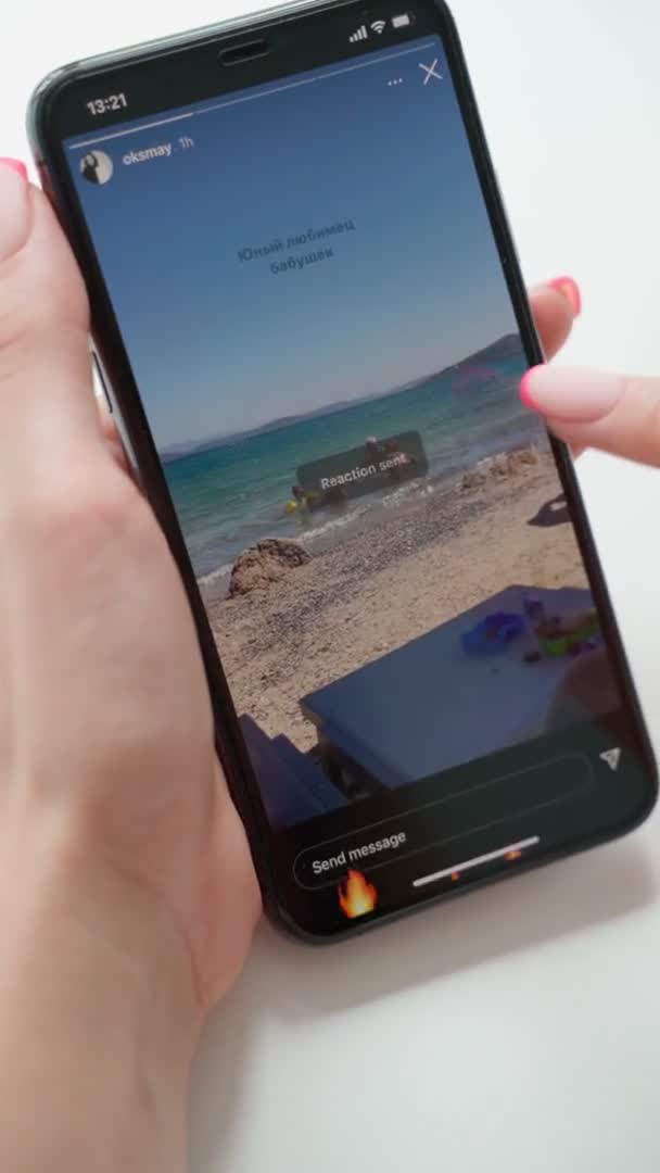 Прокручування Через Історії Instagram Надсилає Реакцію Вертикального Відео Підтримує Споживає — стокове відео