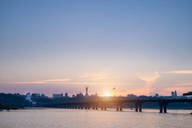 Kiev (Kiev) Ukrayna 'nın sağ tarafında güzel bir manzara var. River Dinyeper, Paton Köprüsü, Kyiv Pechersk Lavra ve Anavatan Anıtı ana gezi yerleri. Yaz Günbatımı Romantik yumuşak ışık