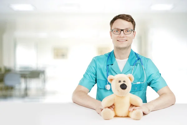 Jeune médecin gentil avec des lunettes — Photo