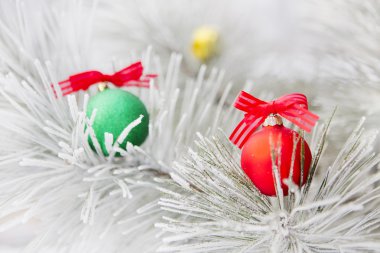 Noel süslemeleri Frost bir ağaç üzerinde