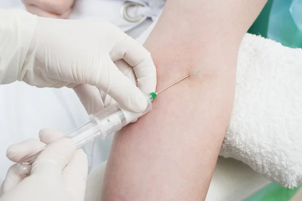 Retirar uma amostra de sangue do braço do doente . — Fotografia de Stock