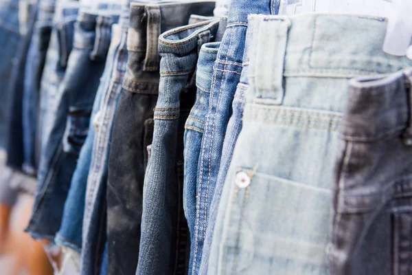 Pchli targ Sprzedam dżinsy — Zdjęcie stockowe