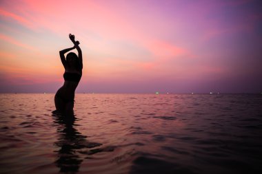 Güzel sportif kadınsı silueti. akşam Yüzme