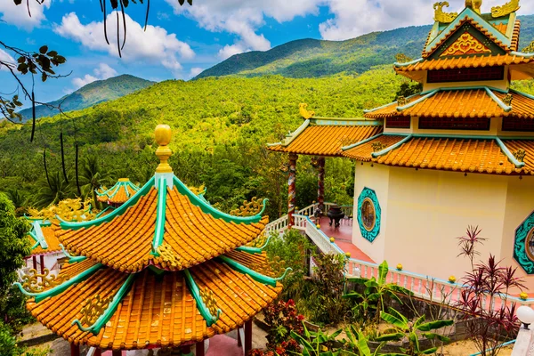 Chinese temple among the beautiful pristine nature — Stock Photo, Image