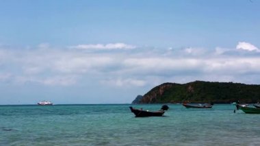 Sakin deniz manzarası.