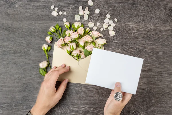 Ρομαντική επιστολή με λουλούδια — Φωτογραφία Αρχείου