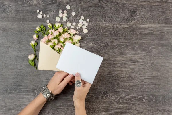 Kärleksbrev med rosor. — Stockfoto