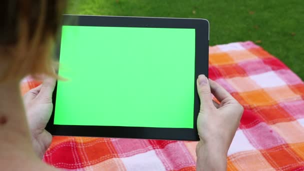 Планшетный компьютер с зеленым экраном — стоковое видео