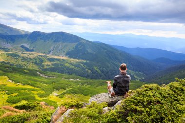 Adam köpek ve doğa güzelliği