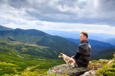 Adam köpek ve doğa güzelliği